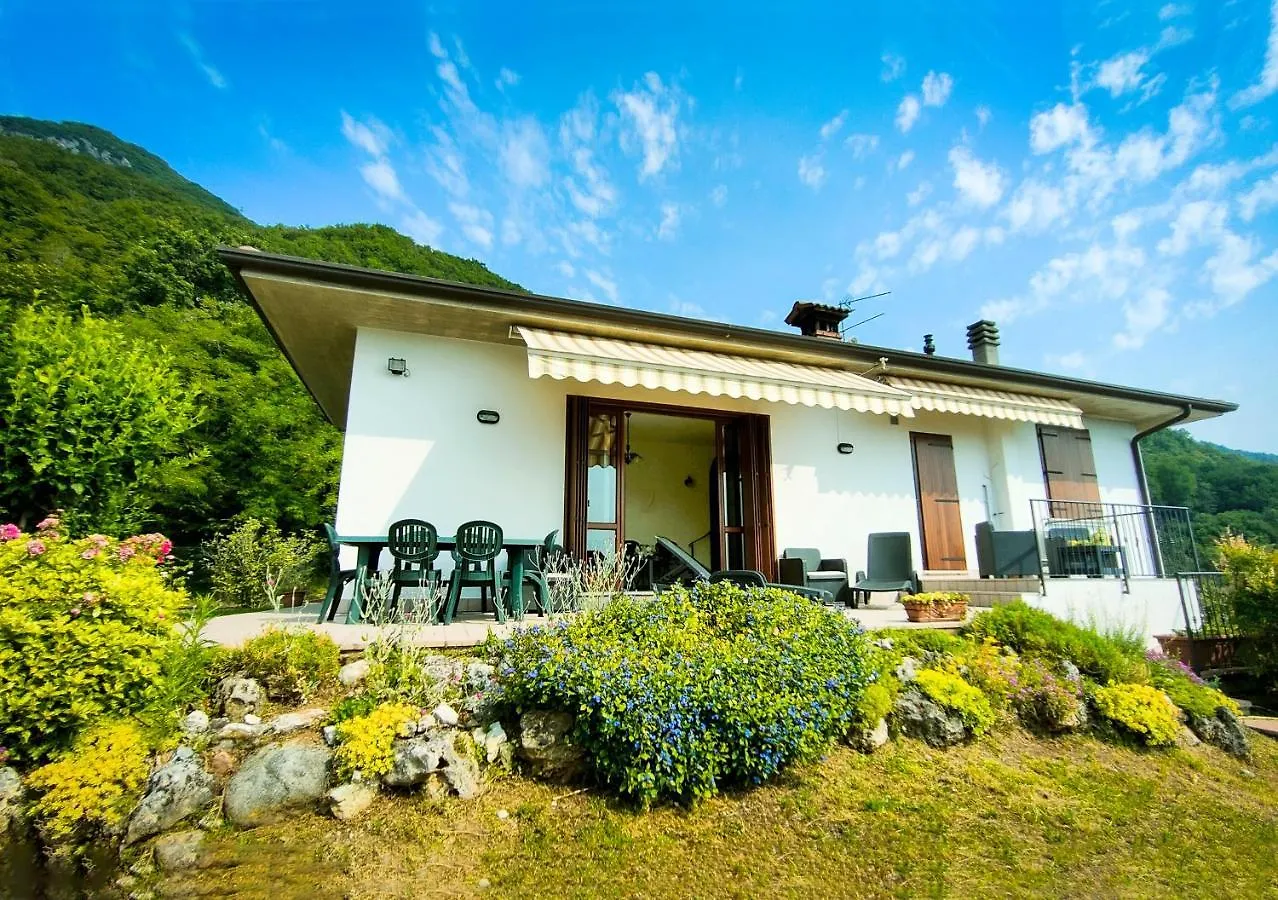 Holiday home Villa Isedo Con Vista Lago Villanuova sul clisi